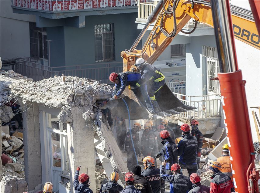Elazığ'daki deprem sonrası ekipler, Sürsürü Mahallesi’nde yıkılan binada çalışma yaptı
