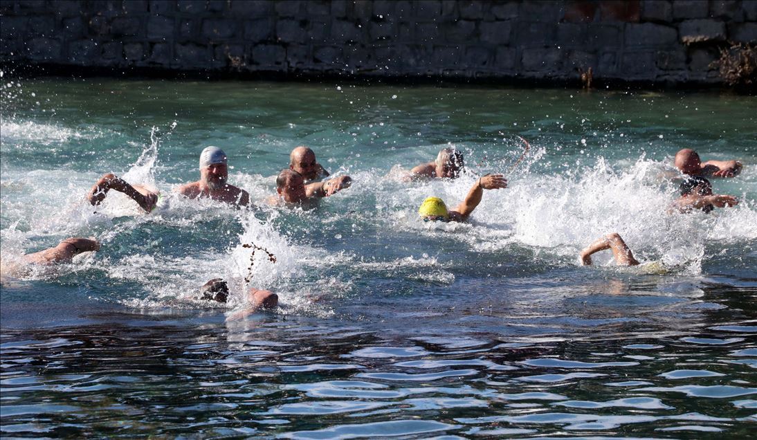 Kayseri'de sıfırın altında 2 derecede gölette yüzdüler

