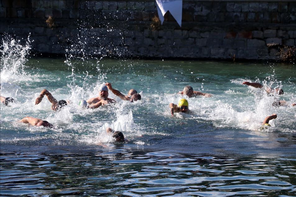 Kayseri'de sıfırın altında 2 derecede gölette yüzdüler
