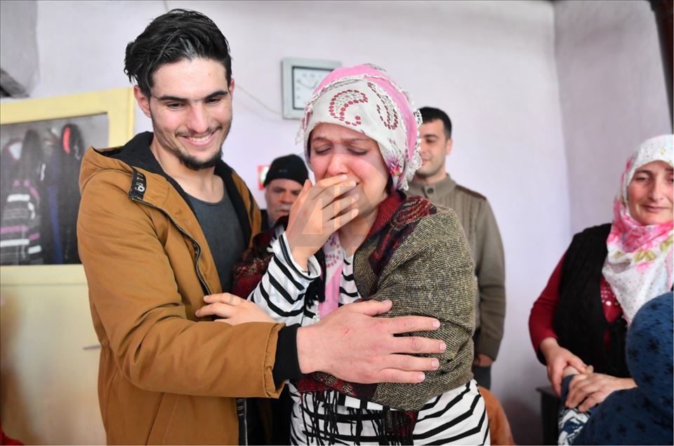 Suriyeli Mahmud elleri ile kazıyarak enkazdan kurtardığı depremzede ile buluştu