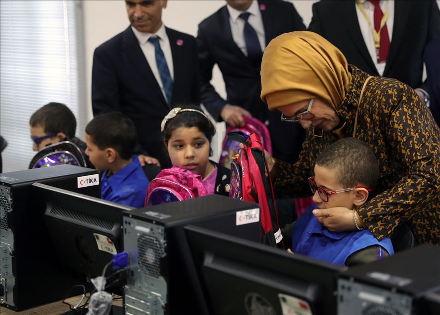 عقيلة أردوغان تفتتح مختبرا للحواسيب في الجزائر
