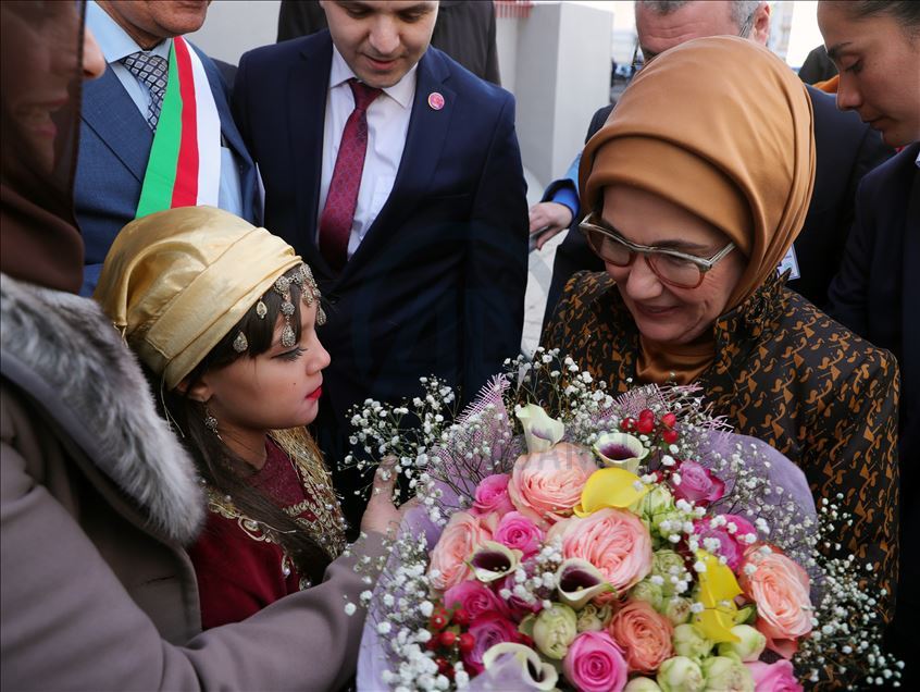 عقيلة أردوغان تفتتح مختبرا للحواسيب في الجزائر