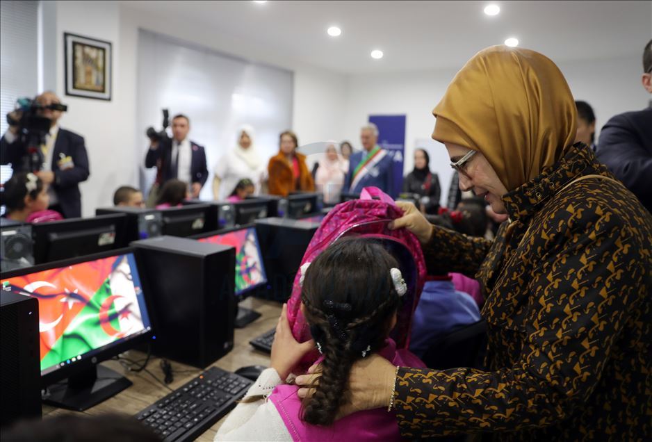 عقيلة أردوغان تفتتح مختبرا للحواسيب في الجزائر