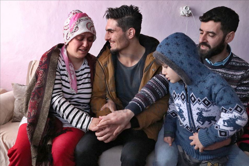 Suriyeli gencin enkazdan kurtardığı çiftle buluşmasına AA ekipleri tanıklık etti