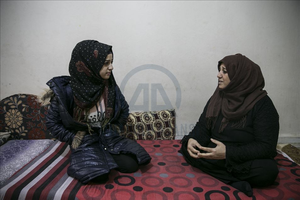 قتل النظام 27 من ذويها.. فوزية السورية أب وأم لحفيديها
