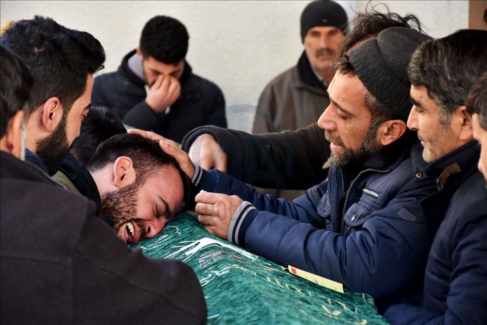 Elazığ'daki depremde hayatını kaybedenler son yolculuğuna uğurlandı