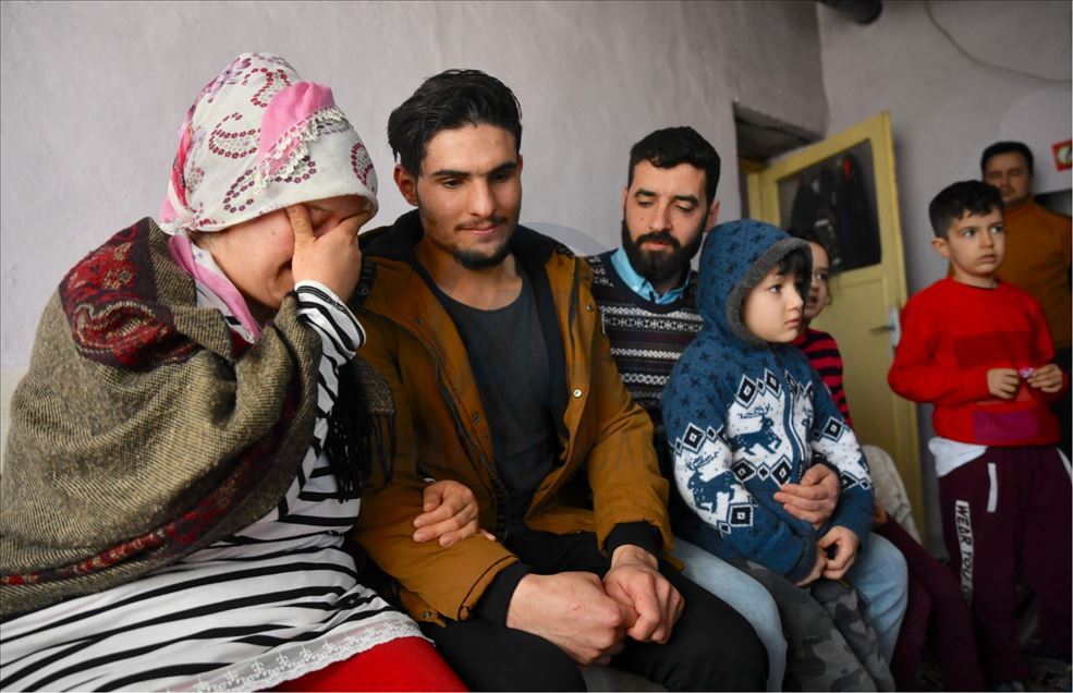 Suriyeli Mahmud elleri ile kazıyarak enkazdan kurtardığı depremzede ile buluştu