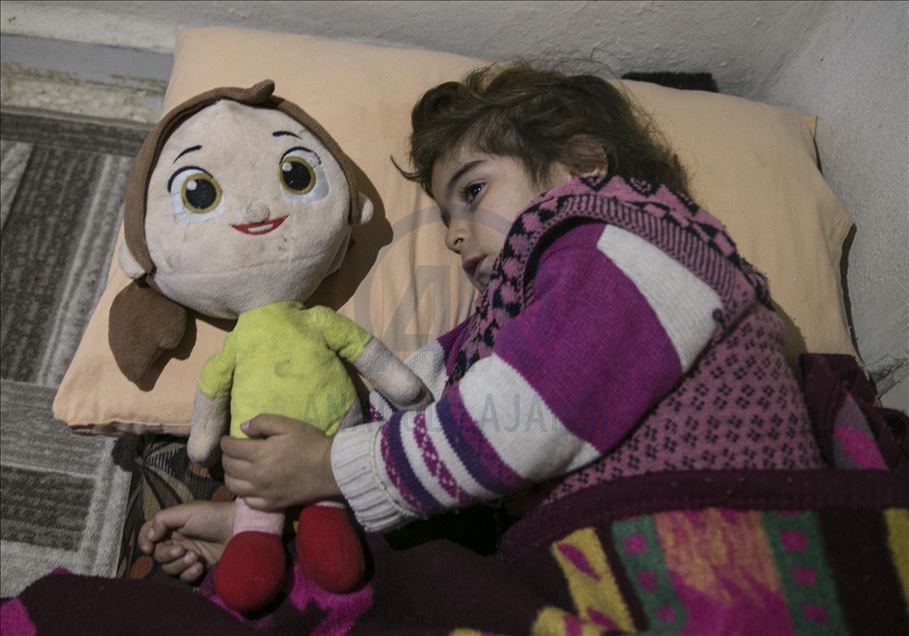 قتل النظام 27 من ذويها.. فوزية السورية أب وأم لحفيديها
