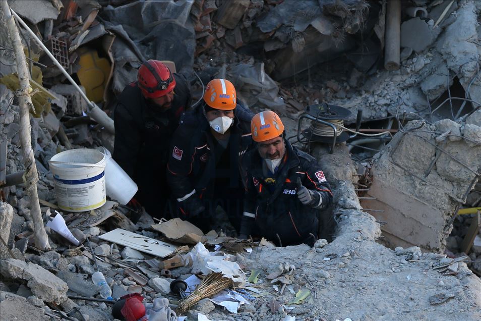 استمرار عمليات البحث والإنقاذ للبحث عن المفقودين بولاية ألازيغ جرّاء الزلزال
