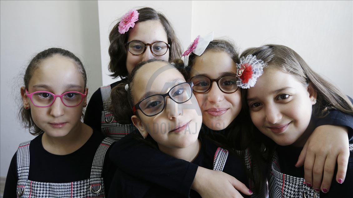 5 بنات توائم.. مصدر سعادة لأسرة تركية في قونية
