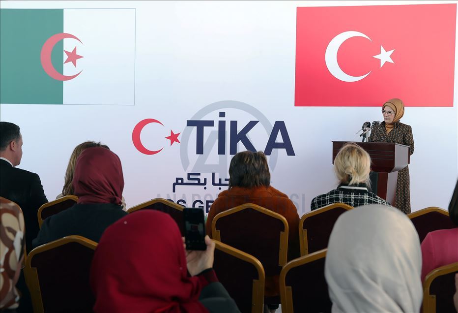عقيلة أردوغان تفتتح مختبرا للحواسيب في الجزائر