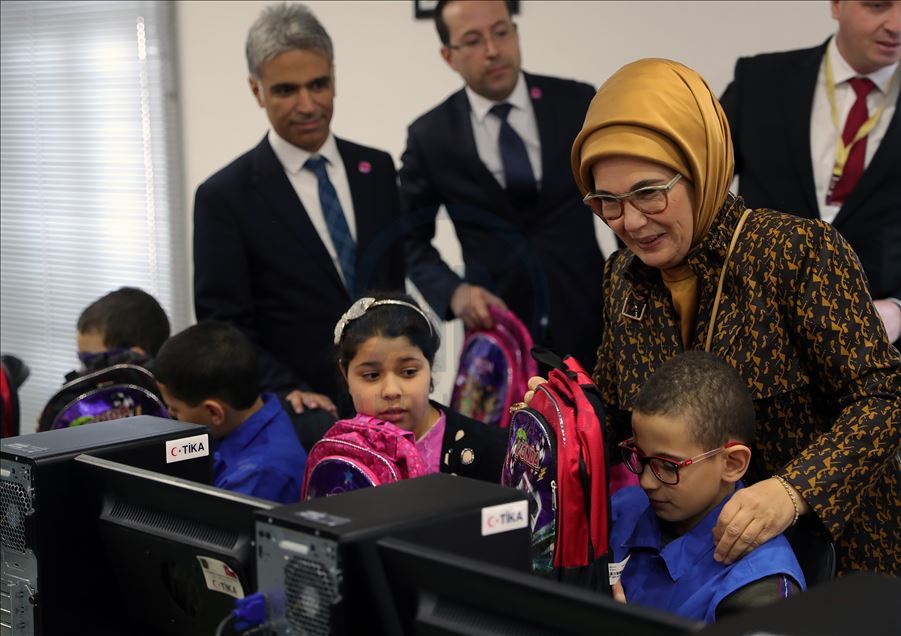عقيلة أردوغان تفتتح مختبرا للحواسيب في الجزائر