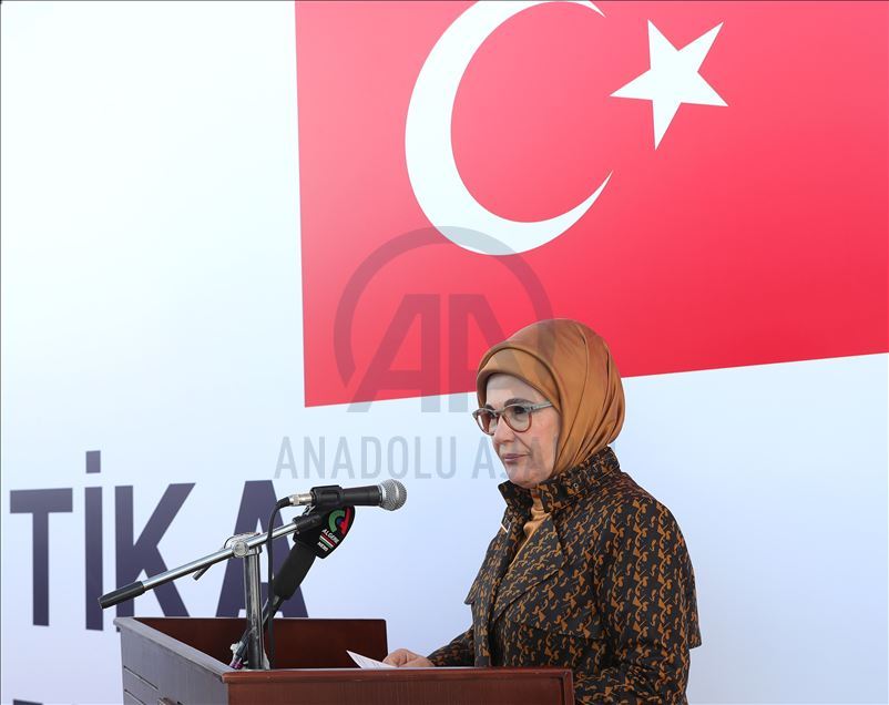 عقيلة أردوغان تفتتح مختبرا للحواسيب في الجزائر
