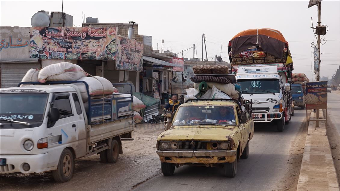 İdlib'de son 24 saatte 21 bin sivil daha Türkiye sınırı yakınlarına göç etti
