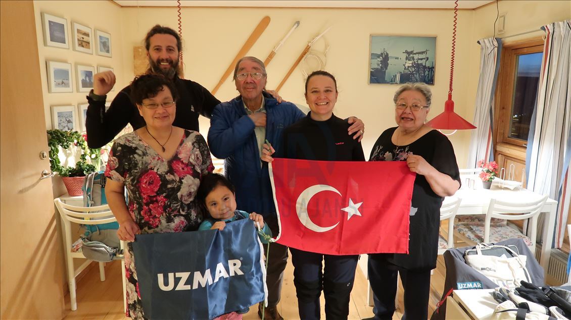 Küresel ısınmaya dikkat çekmek için Türk bayrağıyla Kuzey Kutbu'na gittiler