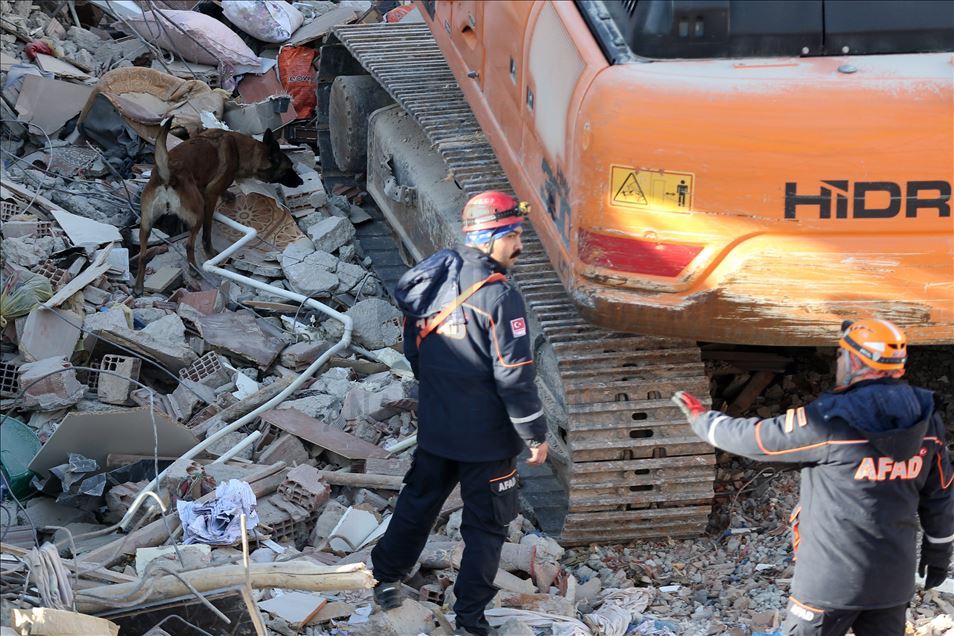  Elazığ'daki deprem sonrası arama kurtarma çalışması devam ediyor