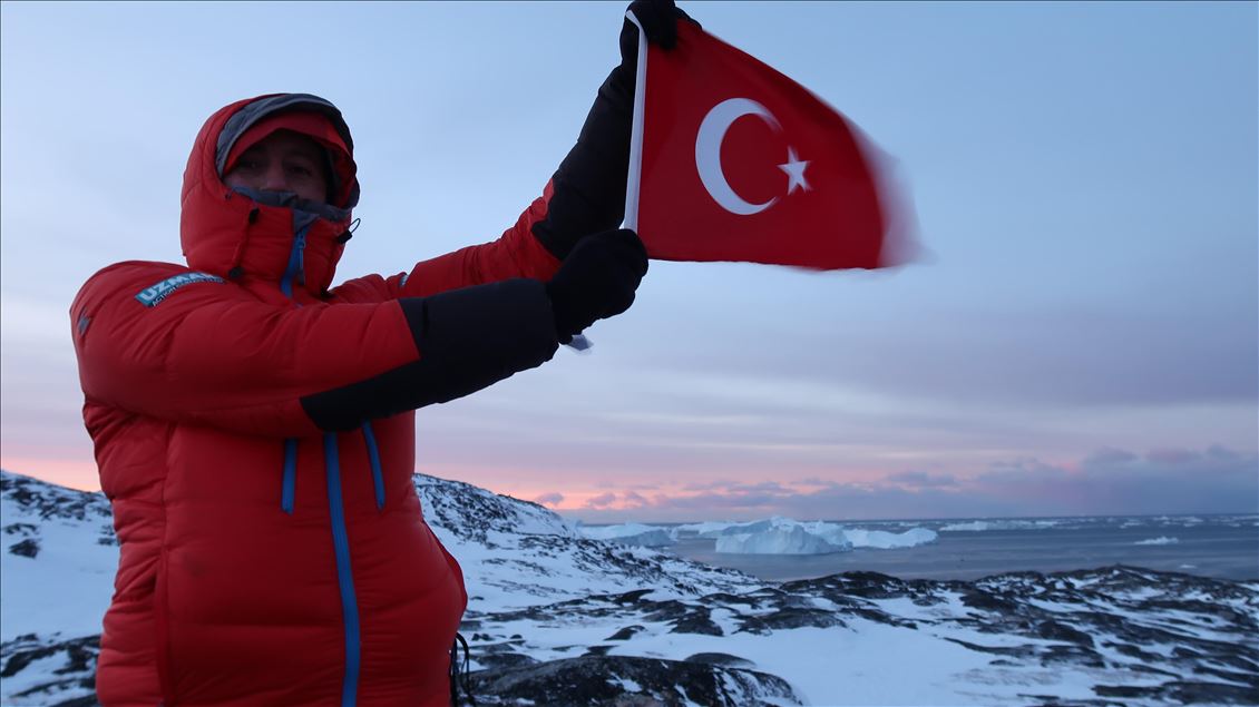 Küresel ısınmaya dikkat çekmek için Türk bayrağıyla Kuzey Kutbu'na gittiler