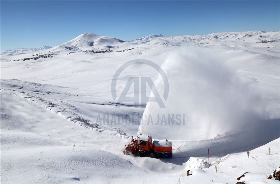 Van, Bitlis ve Hakkari'de kardan kapanan 93 yol açıldı