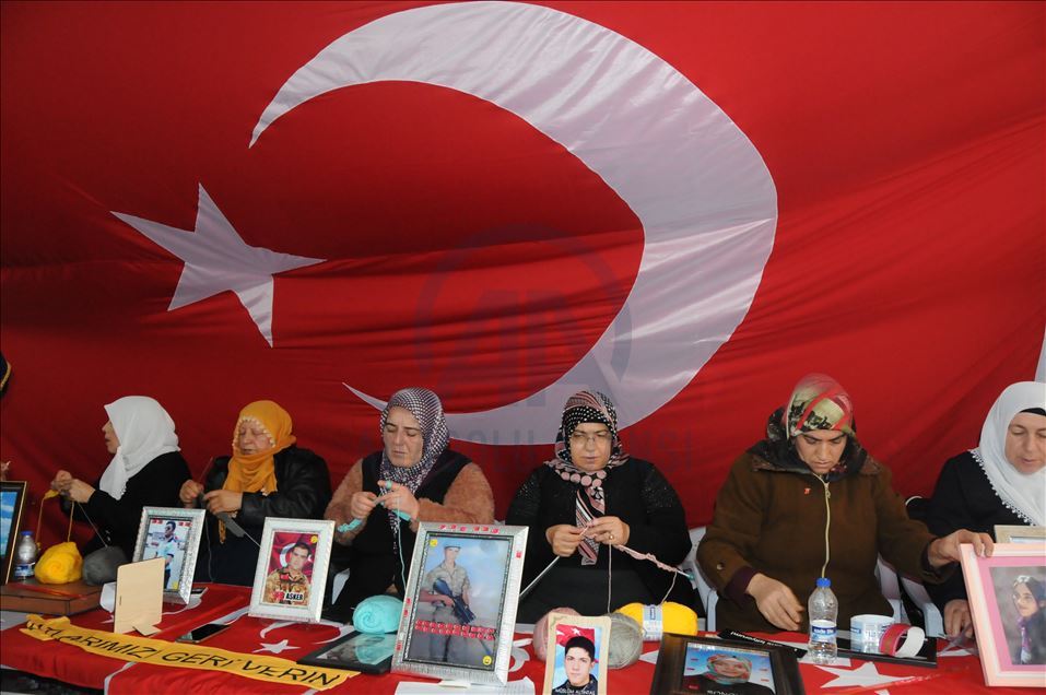 Diyarbakır anneleri depremzedeler için atkı ve bere örüyor
