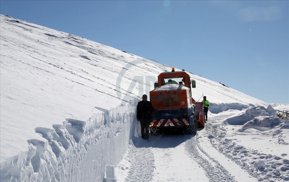 Van, Bitlis ve Hakkari'de kardan kapanan 93 yol açıldı