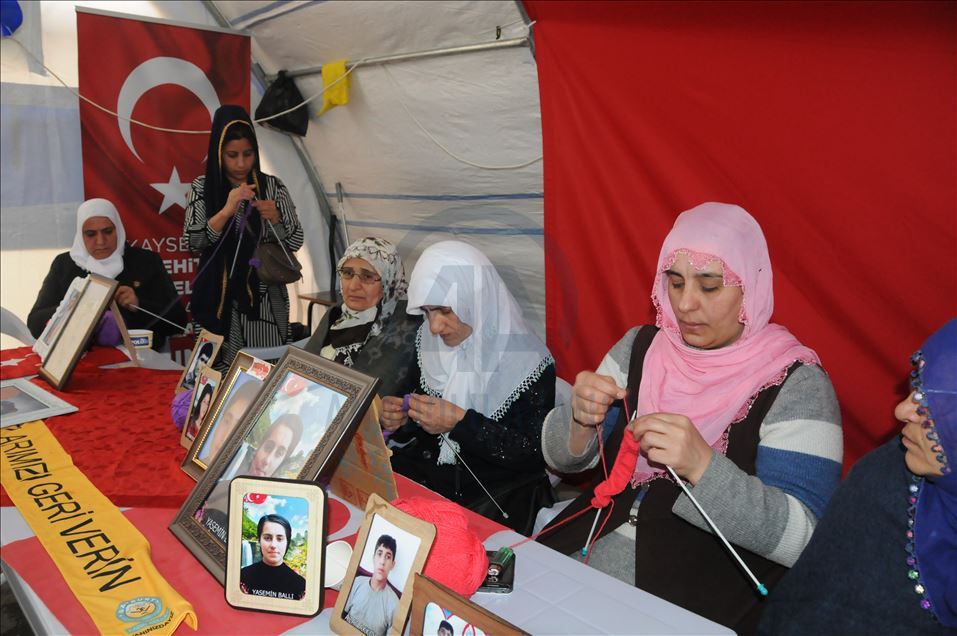 Diyarbakır anneleri depremzedeler için atkı ve bere örüyor
