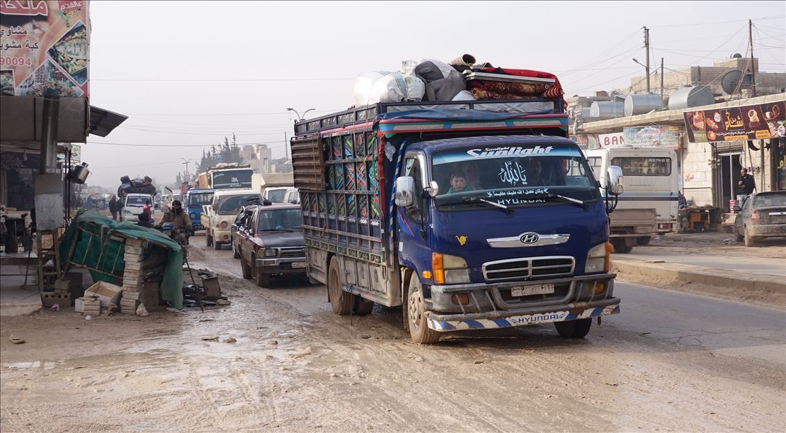 İdlib'de son 24 saatte 21 bin sivil daha Türkiye sınırı yakınlarına göç etti
