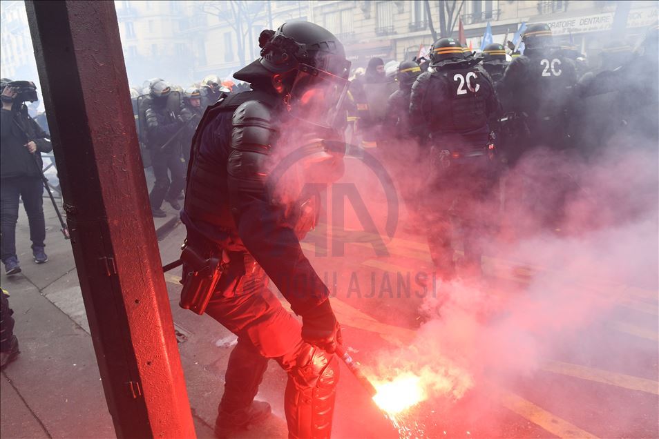 Paris'te itfaiyeciler protesto düzenledi
