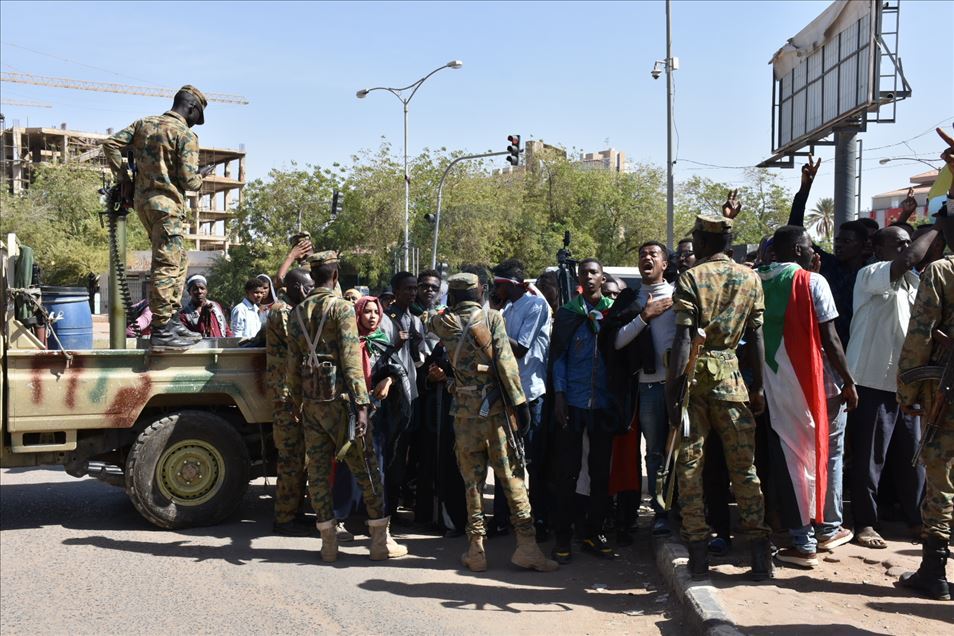 سودانيون يتظاهرون ضد إرسال أبنائهم للقتال في ليبيا واليمن
