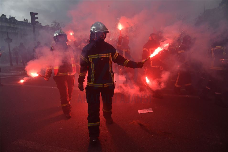 Paris'te itfaiyeciler protesto düzenledi
