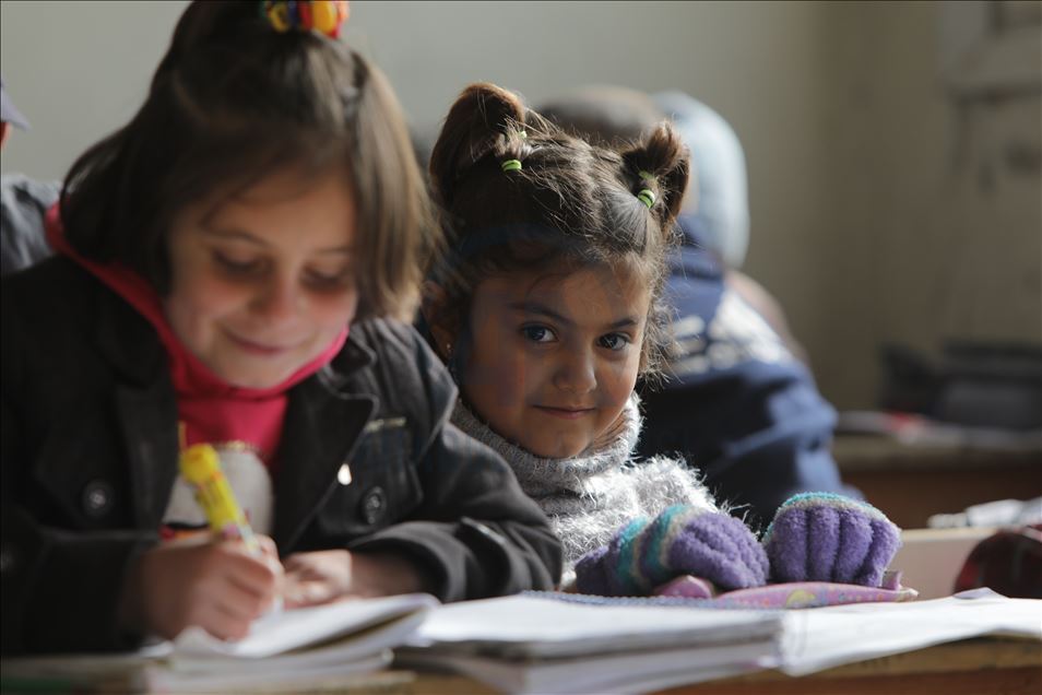 سوريا.. الحياة التعليمية بمنطقة "نبع السلام" تنفض غبار الإرهاب
