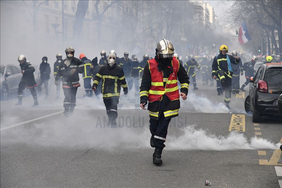Paris'te itfaiyeciler protesto düzenledi