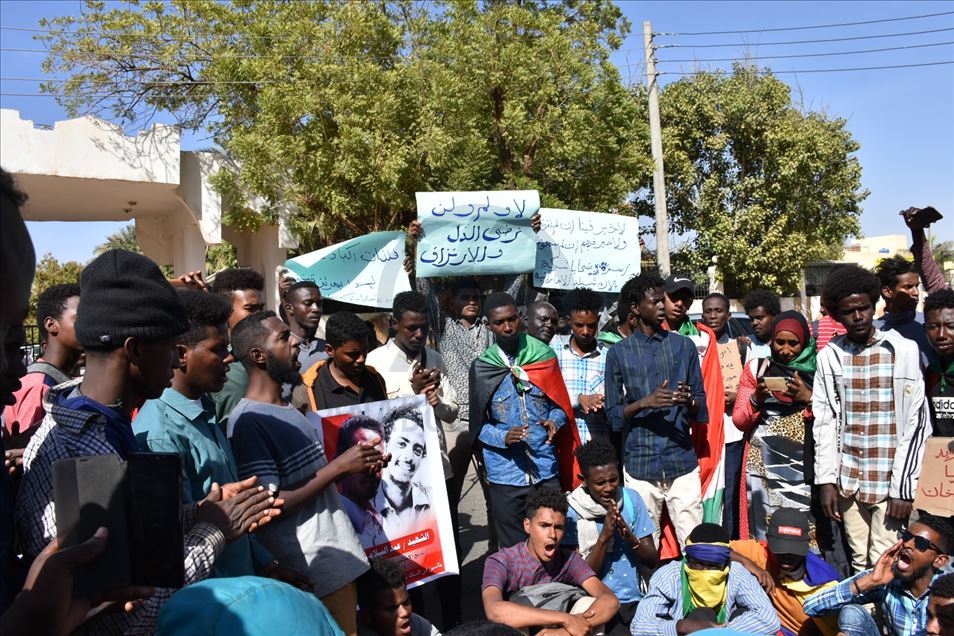 سودانيون يتظاهرون ضد إرسال أبنائهم للقتال في ليبيا واليمن
