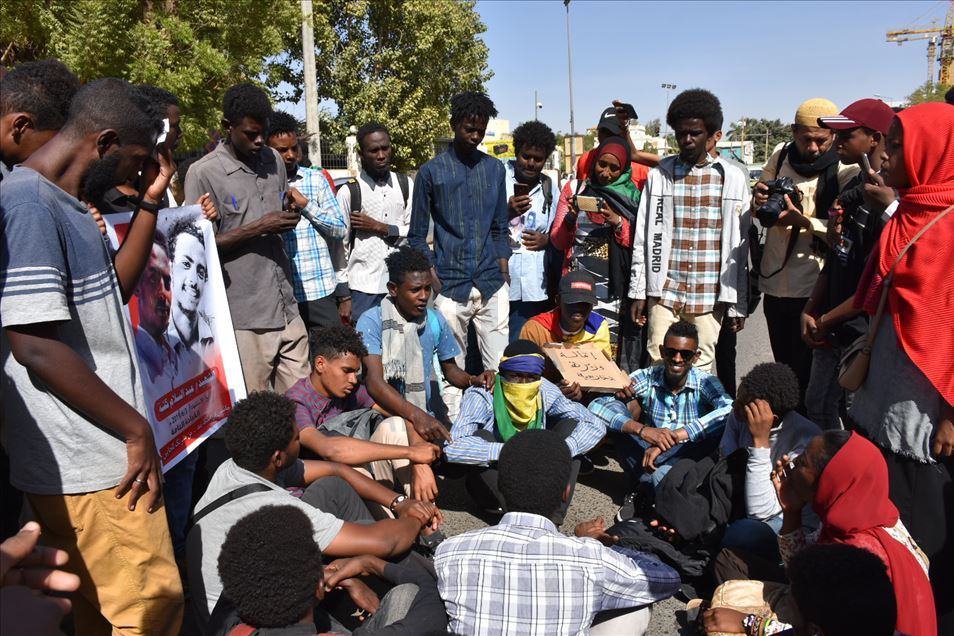 سودانيون يتظاهرون ضد إرسال أبنائهم للقتال في ليبيا واليمن
