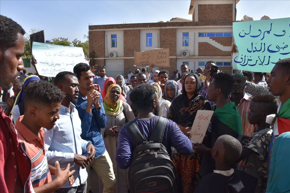 سودانيون يتظاهرون ضد إرسال أبنائهم للقتال في ليبيا واليمن
