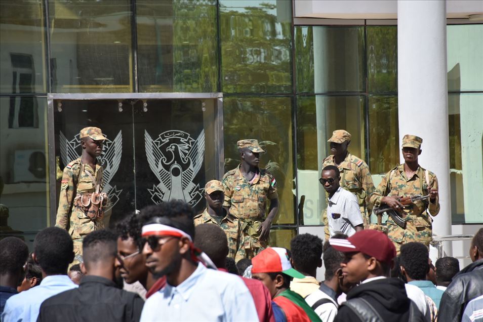 سودانيون يتظاهرون ضد إرسال أبنائهم للقتال في ليبيا واليمن
