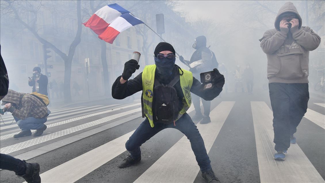 Paris'te itfaiyeciler protesto düzenledi