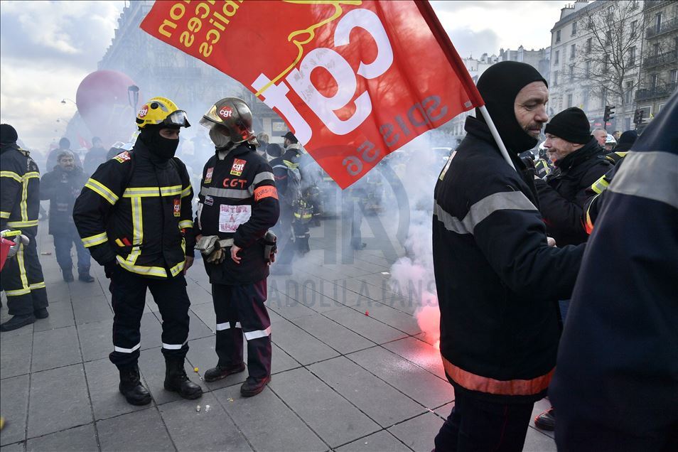 Paris'te itfaiyeciler protesto düzenledi
