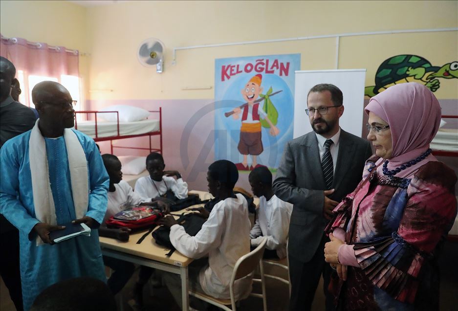 سيدة تركيا الأولى تفتتح مركزاً لإعادة التأهيل في السنغال
