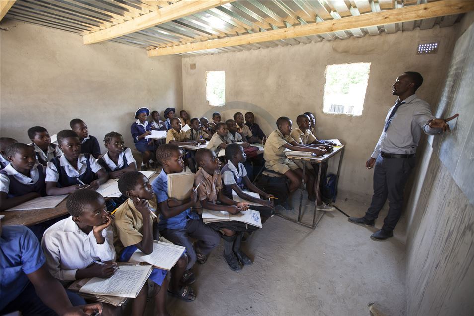 Ekonomik krizin ortasında, Zimbabve'de ucuz eğitim için kurulan derme çatma okullar