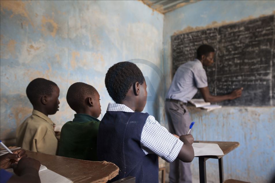 Ekonomik krizin ortasında, Zimbabve'de ucuz eğitim için kurulan derme çatma okullar