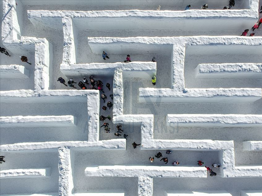 Polonia crea el laberinto de nieve más grande del mundo
