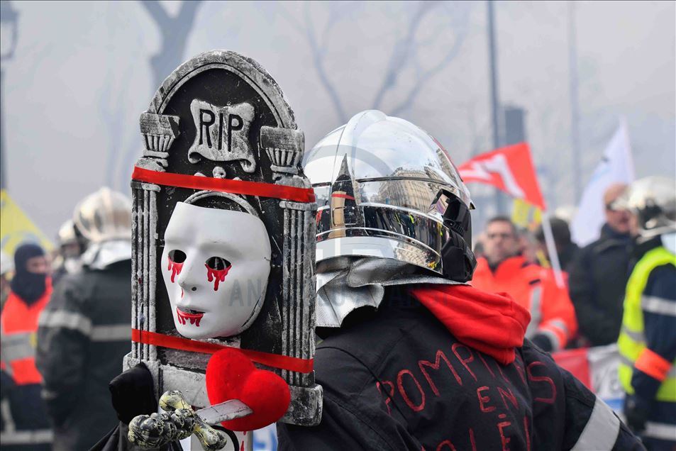 Firemen protest in Paris, on January 28th 2020.