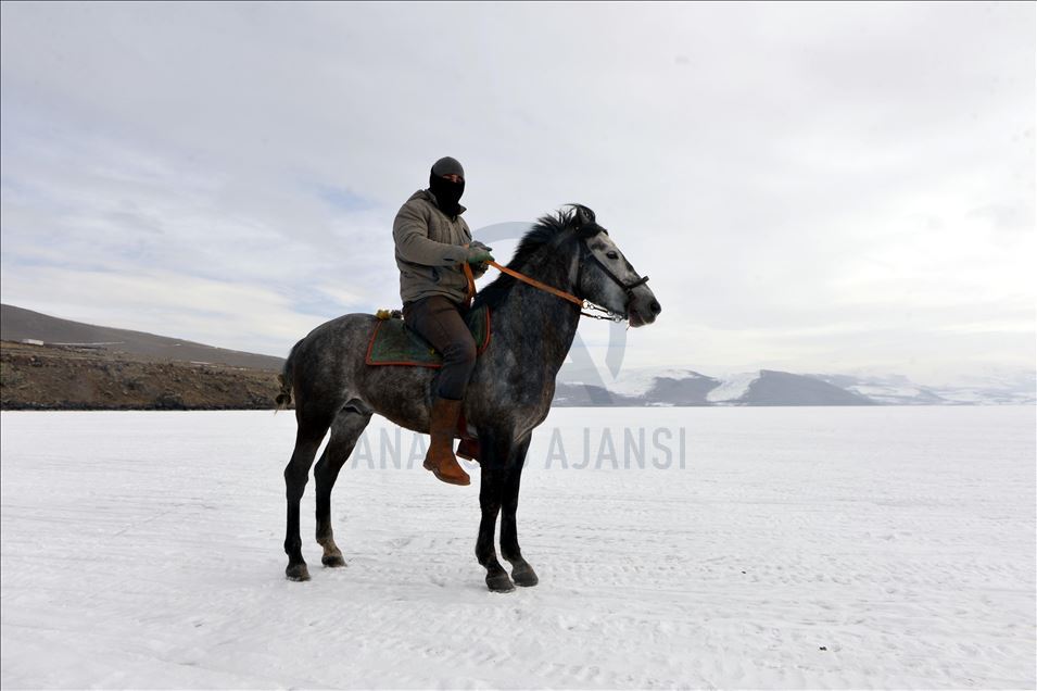 Les habitants de Çildir se préparent à fouler, à dos de cheval, le lac gelé
