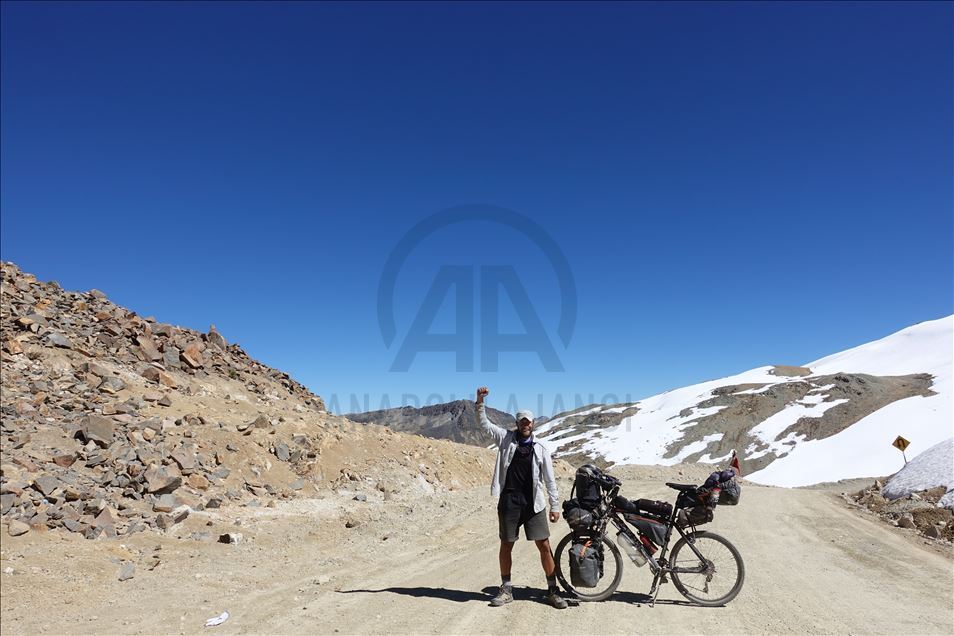 Ce Turc a débuté un tour du monde à vélo il y a 8 ans, il vise le Guinness
