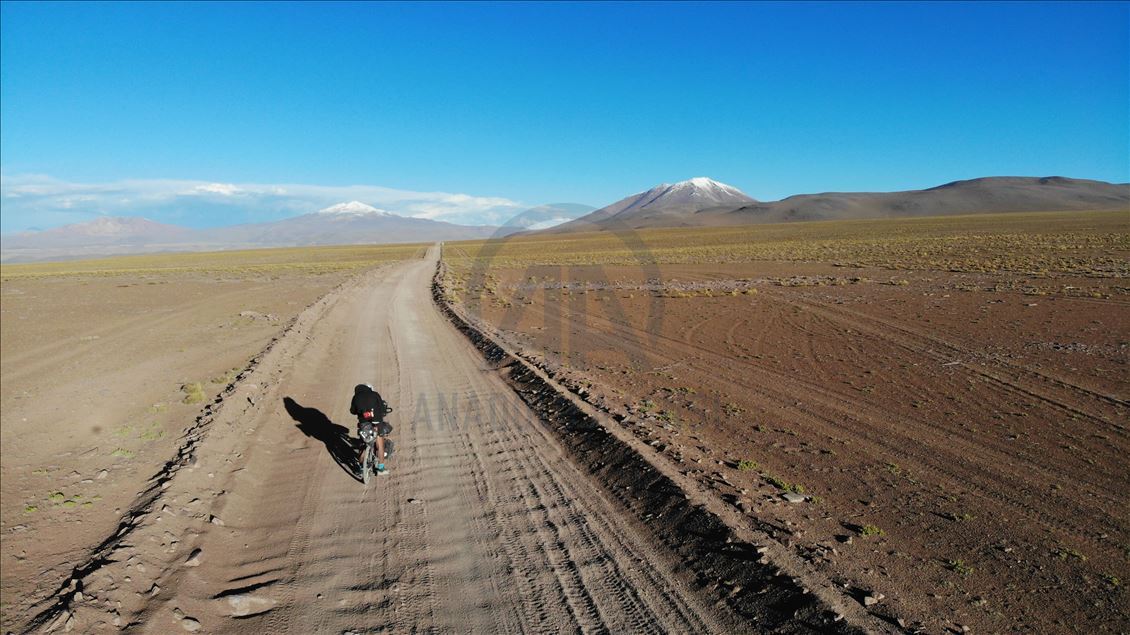 Ce Turc a débuté un tour du monde à vélo il y a 8 ans, il vise le Guinness
