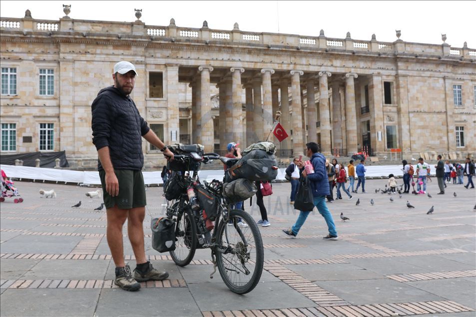 Ce Turc a débuté un tour du monde à vélo il y a 8 ans, il vise le Guinness

