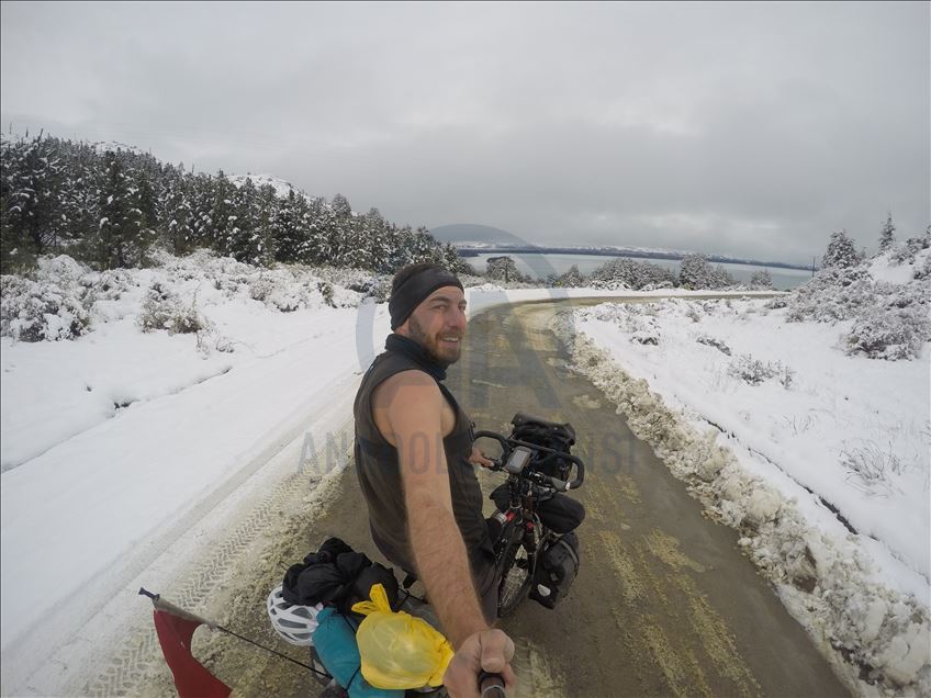 Ce Turc a débuté un tour du monde à vélo il y a 8 ans, il vise le Guinness
