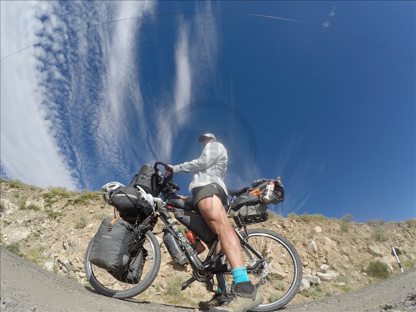 Ce Turc a débuté un tour du monde à vélo il y a 8 ans, il vise le Guinness
