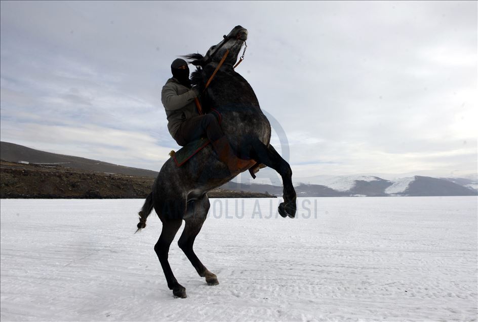 Les habitants de Çildir se préparent à fouler, à dos de cheval, le lac gelé
