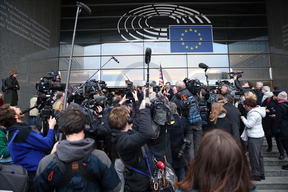 Deputetët britanikë filluan të largohen nga ndërtesa e PE-së
